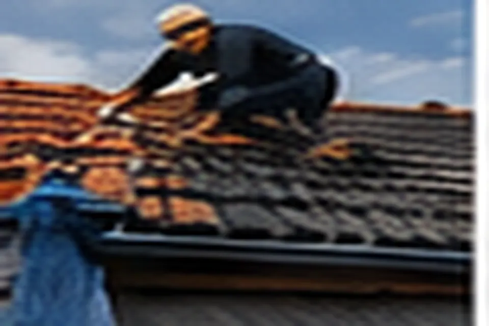 Couvreur travaillant sur une toiture